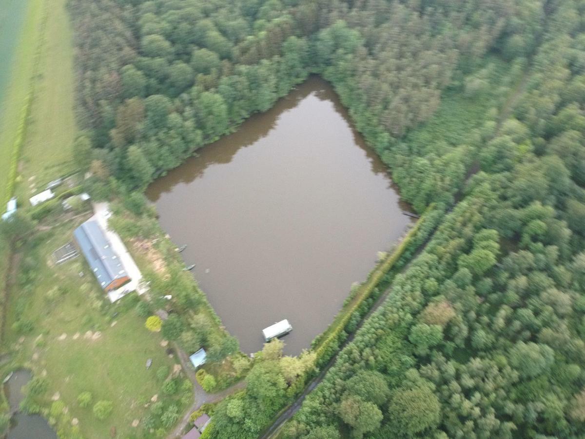 Florennes Gite Neuf 150 M2 Devant Un Grand Lac Prive De 2 Hectares Poissonneux Au Milieu Des Bois Villa Ngoại thất bức ảnh